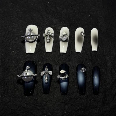 Ellerimin temiz olmasını gerektiren bir işim varsa elmaslı tırnak yaptırabili...